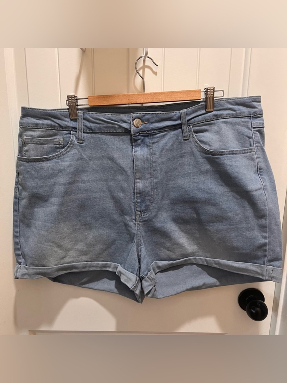 Forever 21+ Women's Plus Size Light Wash Denim Shorts - 20